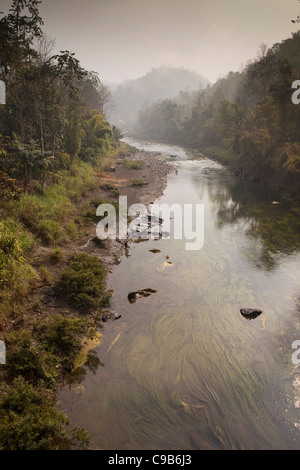 India, Nagaland, Fiume Longkhum passando attraverso le colline boscose in inizio di mattina di sole Foto Stock