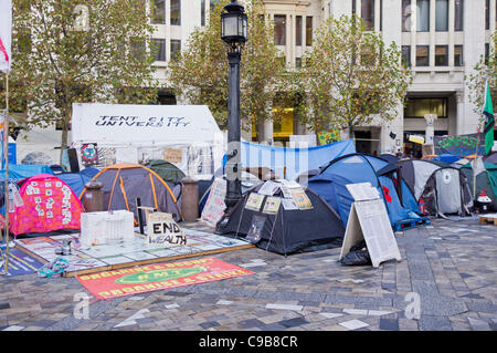 Occupare Londra manifestanti hanno ricoperto le pareti di edifici e negozi intorno a St Pauls Cathedral con anti-capitalismo poster, messaggi e graffiti per ottenere il loro messaggio attraverso il passaggio di pubblico, Londra, Gran Bretagna - 18 Nov 2011 Foto Stock