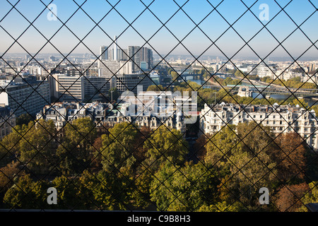 Parigi, vista sulla città dall'interno della torre Eiffel Foto Stock