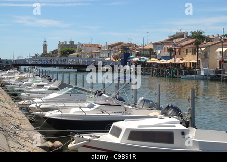 Barche ormeggiate sul canalizzato fiume Vidourle al Mediterraneo resort per vacanze Le Grau du Roi in Camargue,Linguadoca Rossiglione Foto Stock