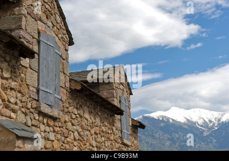 Gables di una pietra naturale costruzione di Fort Liberia a Villefranche-de-Conflent con vista di snow-capped Canigou mountain Foto Stock