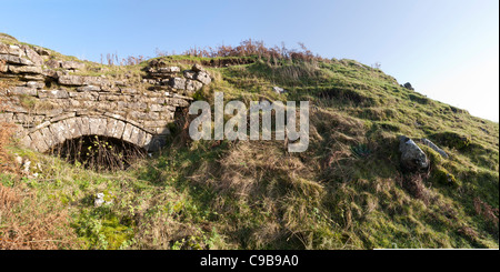 Panorama dei resti di una fornace di calce impostato nella scarpata in banca, Cumbria, Inghilterra Foto Stock