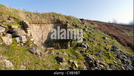 Panorama dei resti di una fornace di calce impostato nella scarpata in banca, Cumbria, Inghilterra Foto Stock