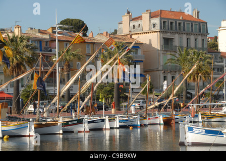 Barche da pesca nel Mediterraneo Porto di Bandol nel dipartimento Var di Provenza, Francia Foto Stock