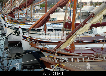 La pesca tradizionale barche nel porto di Bandol sulla costa mediterranea del Var in Provenza, in Francia, di sera Foto Stock