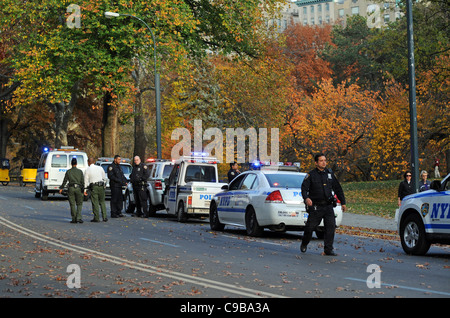NYPD New York del Dipartimento di Polizia di veicoli e di dirigenti di scena dell'incidente nel parco centrale di Manhattan New York New York STATI UNITI D'AMERICA Foto Stock