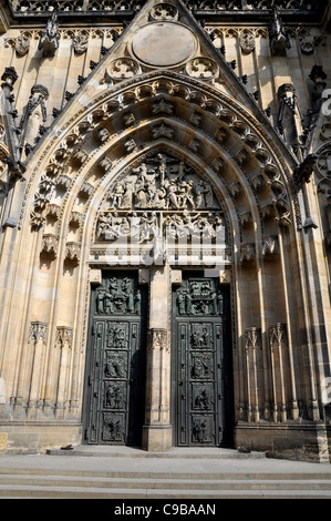 Grande porta occidentale, San Vito la cattedrale e il Castello di Praga Foto Stock