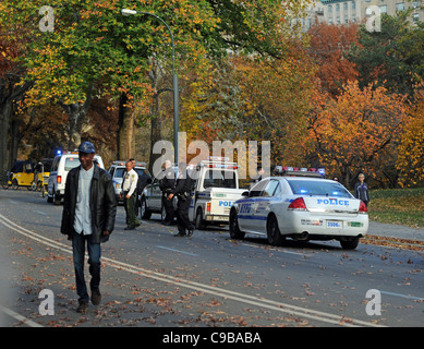 NYPD New York del Dipartimento di Polizia di veicoli e di dirigenti di scena dell'incidente nel parco centrale di Manhattan New York New York STATI UNITI D'AMERICA Foto Stock