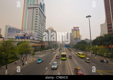 GUANGZHOU, provincia del Guangdong, Cina - il traffico sulla strada principale nella città di Guangzhou. Foto Stock