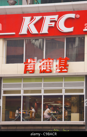 GUANGZHOU, provincia del Guangdong, Cina - KFC ristorante, Kentucky Fried Chicken fast food, nella città di Guangzhou. Foto Stock