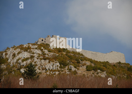 Château de Montségur, l'ultima roccaforte dei Catari, sorge sulla cima di un pog ai piedi dei Pirenei in Ariège Foto Stock