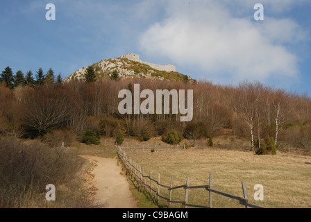 L'ultima roccaforte catara fu Château de Montségur eretto su un pog ai piedi dei Pirenei, in Francia Foto Stock