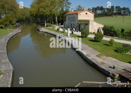 La serratura Écluse de Peyruque sul Canal du Midi vicino a Castelnaudary nell Aude, Languedoc-Rousillon, Francia Foto Stock