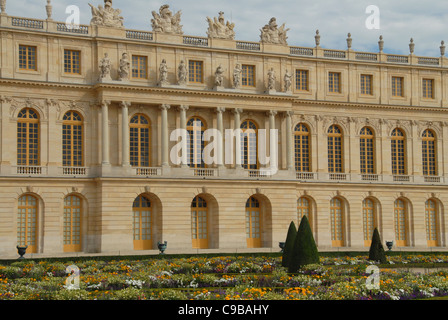 Facciata dell'ala sud del patrimonio mondiale UNESCO castello Château de Versailles in Francia Foto Stock