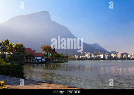 Foschia mattutina, Rodrigo de Freitas, Rio de Janeiro, Brasile Foto Stock