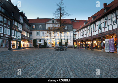 Schuhhof Goslar di notte, Sito Patrimonio Mondiale dell'UNESCO, Harz, Bassa Sassonia, Germania, Europa Foto Stock