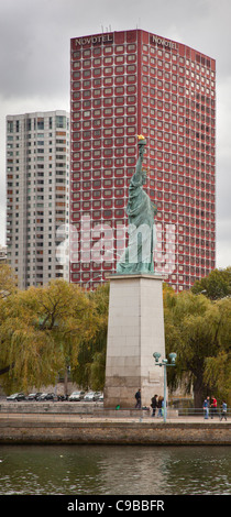 La statua della Libertà replica, Pont de Grenelle, Parigi Foto Stock