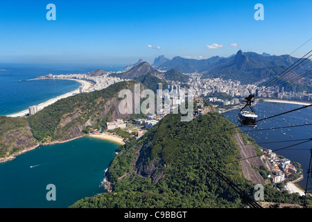 Angolo di Alta Vista dalla montagna di Sugarloaf, Rio de Janeiro in Brasile Foto Stock