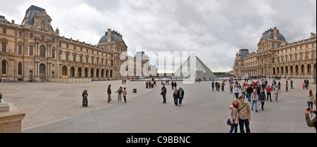 Il Louvre il Musée du Louvre centrale cortile quadrato con i turisti, panorama che mostra la piramide di vetro ingresso Foto Stock