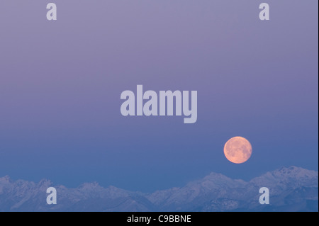 Sunrise con luna impostato su strade coperte di neve Montagne Olimpiche Foto Stock