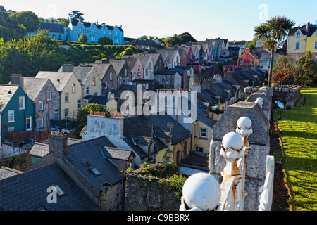 Alta Vista angolare di colorate case a schiera in Cobh, nella contea di Cork, Munster, Repubblica di Irlanda Foto Stock