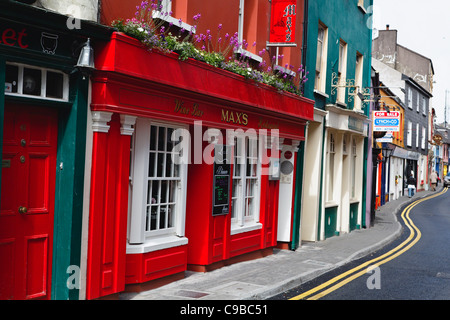 Coloratissima strada stretta a Kinsale, County Cork, Repubblica di Irlanda Foto Stock