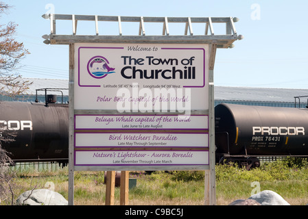 Un cartello turistico di benvenuto con factoids alla stazione ferroviaria nella città canadese settentrionale di Churchill, Manitoba, Canada. Foto Stock