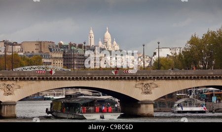 La Basilica del Sacro Cuore di Parigi, comunemente noto come dalla Basilica del Sacré Coeur, visto dalla banca del sud della Senna, Parigi Foto Stock