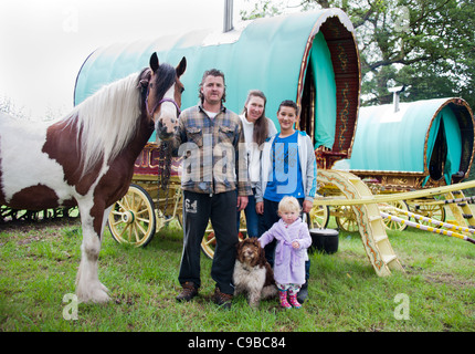 Romany traveler famiglia con roulotte, cane e cavallo Foto Stock