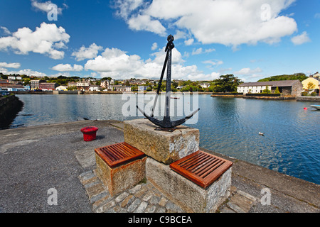 Vista di un porto con un ancoraggio sul display, Kinsale, County Cork, Repubblica di Irlanda Foto Stock