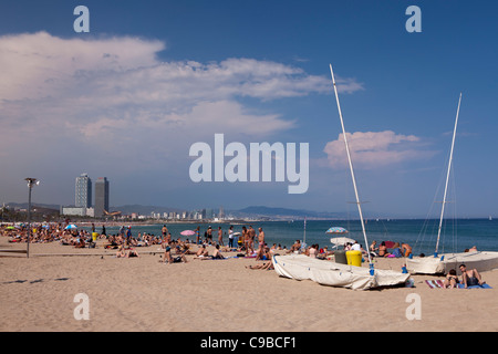 Vista del Hotel Arts e Torre Mapfre e Fòrum area dalla spiaggia di Barceloneta, Barcellona, Spagna Foto Stock