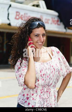 Ritratto di una giovane donna che parla al telefono, Atlantic City, New Jersey Foto Stock