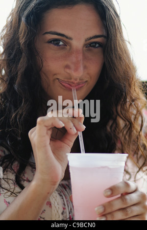 Ritratto di una giovane donna con un soft drink, New Jersey Foto Stock