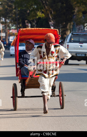 Pousse pousse rickshaws sulla strada di Antsirabe, Madagascar Foto Stock