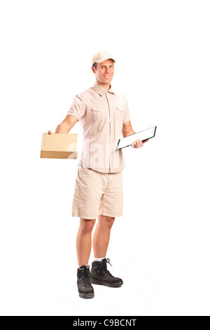A piena lunghezza Ritratto di un ragazzo delle consegne offrendo un pacchetto e tenendo un clipboard Foto Stock