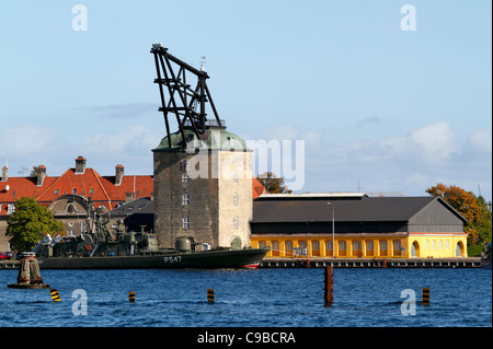 Una mtb danese di fronte allo storico rigging sheers da circa 1750 presso la vecchia stazione navale Holmen nel porto di Copenhagen Foto Stock