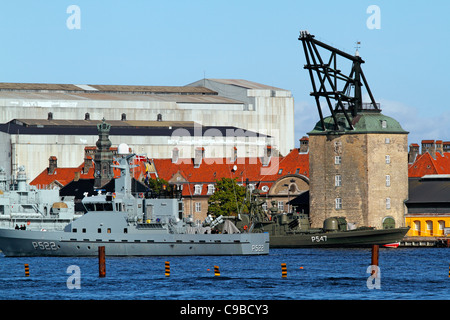 Due mtb danese di fronte allo storico rigging sheers da circa 1750 presso la vecchia stazione navale Holmen nel porto di Copenhagen Foto Stock