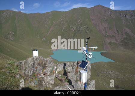 Stazione Weatehr oltre il lago Koltor, gamma del Kirghizistan,, montagne Tien-Shan, Kirghizistan Foto Stock