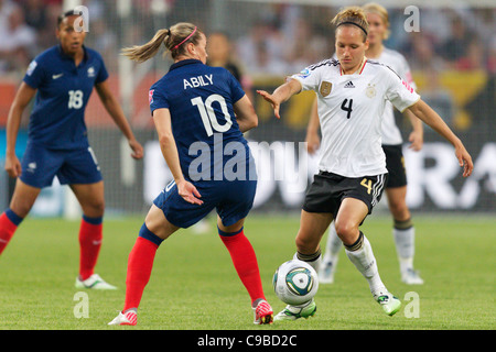 Babett Peter di Germania (R) fa un giro contro Camille Abily della Francia (L) durante un 2011 FIFA Coppa del Mondo Donne Gruppo un match. Foto Stock