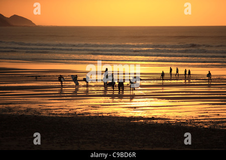 Scuola di surf alla fine della giornata, North Cornwall, England, Regno Unito Foto Stock