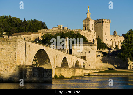 Il Pont Saint-Bénezet, noto anche come il Pont d'Avignon, è un famoso ponte medievale della città di Avignone, nel sud della Francia Foto Stock