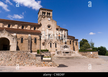 Eglise Notre-dame, chiesa romanica in Châtel-Montagne, Allier, Avergna, Francia. Foto Stock