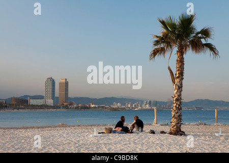 Vista del Hotel Arts e Torre Mapfre e Fòrum area dalla spiaggia di Barceloneta, Barcellona, Spagna Foto Stock