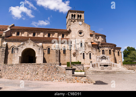 Eglise Notre-dame, chiesa romanica in Châtel-Montagne, Allier, Avergna, Francia. Foto Stock