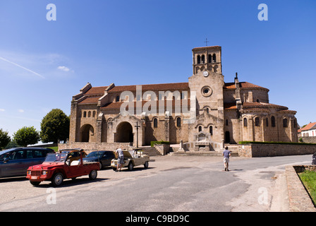 Eglise Notre-dame, chiesa romanica in Châtel-Montagne, Allier, Avergna, Francia. Foto Stock