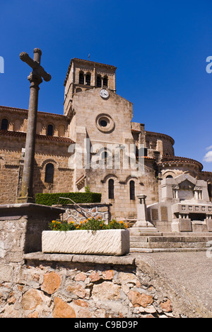 Eglise Notre-dame, chiesa romanica in Châtel-Montagne, Allier, Avergna, Francia. Foto Stock