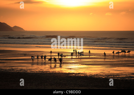 Scuola di surf alla fine della giornata, North Cornwall, England, Regno Unito Foto Stock