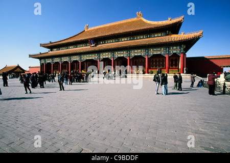 I visitatori di fronte alla sala di preservare l armonia (Baohe Dian), la Città Proibita di Pechino, Cina Foto Stock