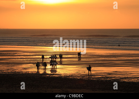 Scuola di surf alla fine della giornata, North Cornwall, England, Regno Unito Foto Stock