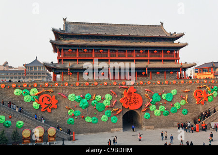 Vista del Xi " una parete della città e Torre di Porta durante la celebrazione del Capodanno Cinese, Shaanxi, Cina Foto Stock